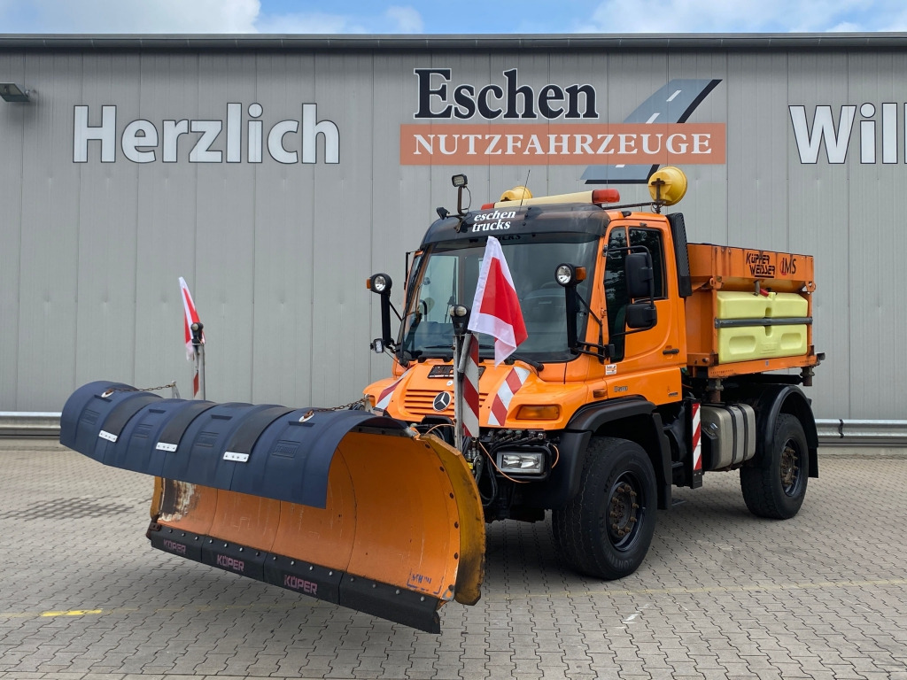 Mercedes-Benz Unimog U 500 4x4 - Hóeltakarító gép: 1 kép. Mercedes-Benz Unimog U 500 4x4 - Hóeltakarító gép: 1 kép.