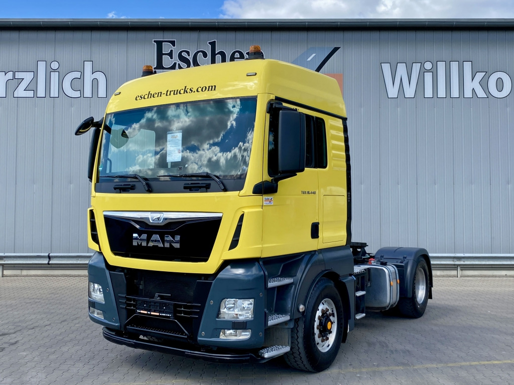 MAN TGX 18.440 4x4 H BLS - Nyergesvontató: 1 kép. MAN TGX 18.440 4x4 H BLS - Nyergesvontató: 1 kép.