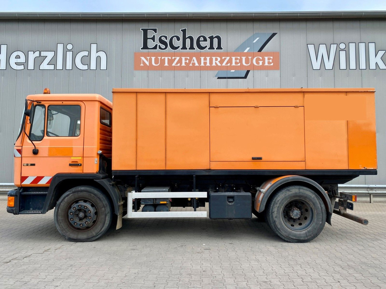 MAN 18.272 Polyma Stromaggregat/168kW | 3x Sitze*AHK - Teherautó: 2 kép. MAN 18.272 Polyma Stromaggregat/168kW | 3x Sitze*AHK - Teherautó: 2 kép.