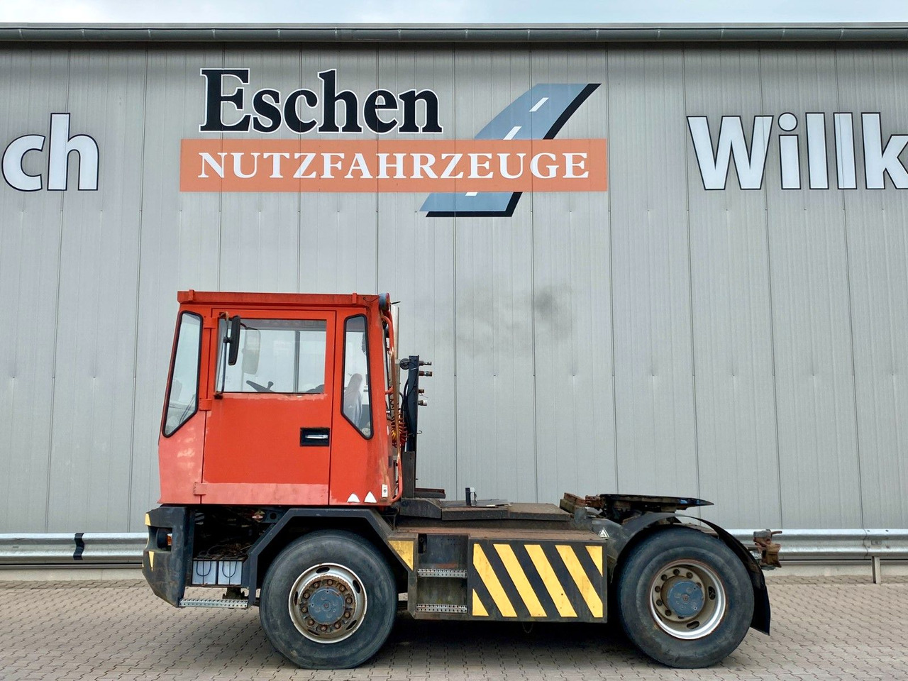 Terberg RT20 4x4 Rangierfahrzeug | Automatik - Teherautó: 2 kép. Terberg RT20 4x4 Rangierfahrzeug | Automatik - Teherautó: 2 kép.