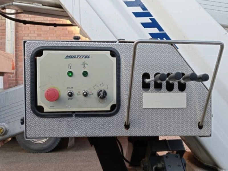 MULTITEL NISSAN NT 400 + HX 195 - Emelőkosaras teherautó: 4 kép. MULTITEL NISSAN NT 400 + HX 195 - Emelőkosaras teherautó: 4 kép.