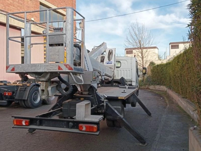 MULTITEL NISSAN NT 400 + HX 195 - Emelőkosaras teherautó: 1 kép. MULTITEL NISSAN NT 400 + HX 195 - Emelőkosaras teherautó: 1 kép.