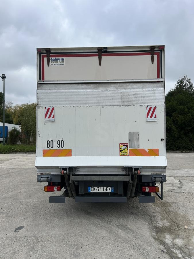 DAF LF 210 - Dobozos felépítményű teherautó: 4 kép. DAF LF 210 - Dobozos felépítményű teherautó: 4 kép.