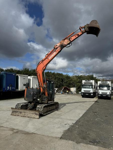 Hitachi ZX85USB-5A - Lánctalpas kotró: 3 kép. Hitachi ZX85USB-5A - Lánctalpas kotró: 3 kép.