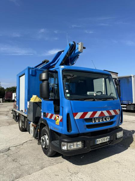 Iveco Eurocargo 100E18 - Emelőkosaras teherautó: 1 kép. Iveco Eurocargo 100E18 - Emelőkosaras teherautó: 1 kép.