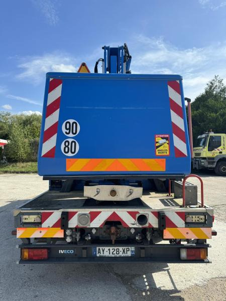 Iveco Eurocargo 100E18 - Emelőkosaras teherautó: 3 kép. Iveco Eurocargo 100E18 - Emelőkosaras teherautó: 3 kép.