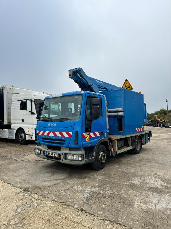 Iveco Eurocargo 100E19 - Emelőkosaras teherautó: 1 kép. Iveco Eurocargo 100E19 - Emelőkosaras teherautó: 1 kép.