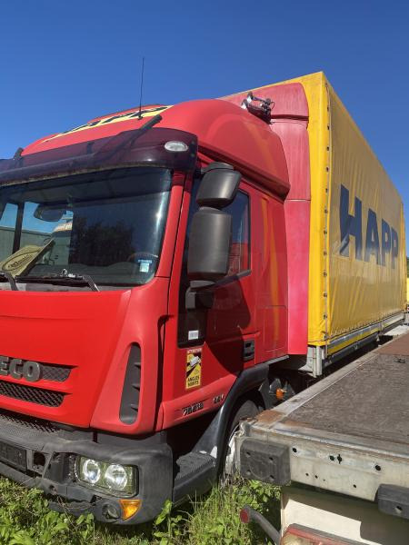 Iveco - Ponyvás teherautó: 2 kép. Iveco - Ponyvás teherautó: 2 kép.