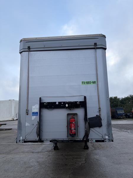 Kögel - Ponyvás félpótkocsi: 4 kép. Kögel - Ponyvás félpótkocsi: 4 kép.