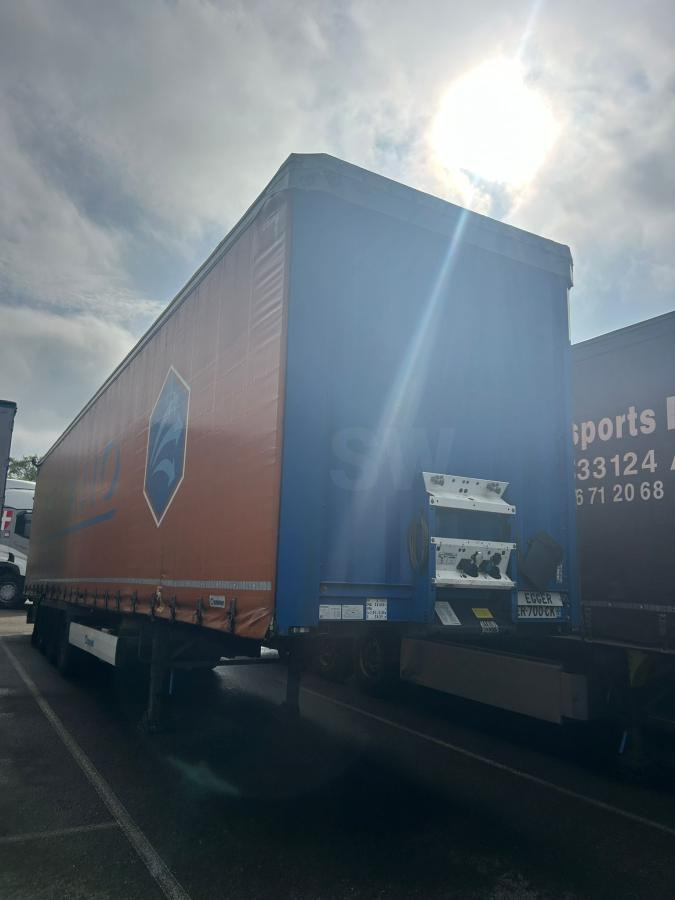 Krone - Ponyvás félpótkocsi: 2 kép. Krone - Ponyvás félpótkocsi: 2 kép.