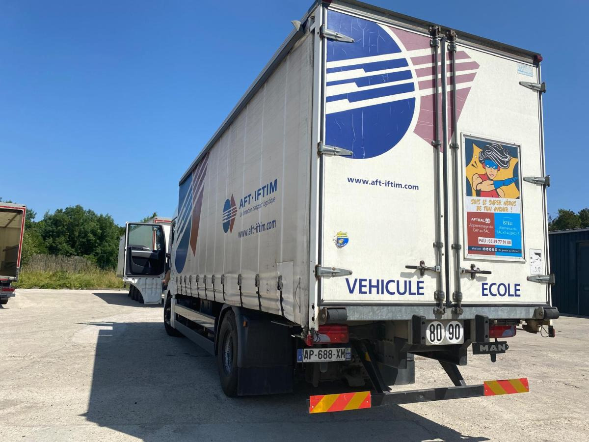 MAN TGX 18.360 - Ponyvás teherautó: 2 kép. MAN TGX 18.360 - Ponyvás teherautó: 2 kép.