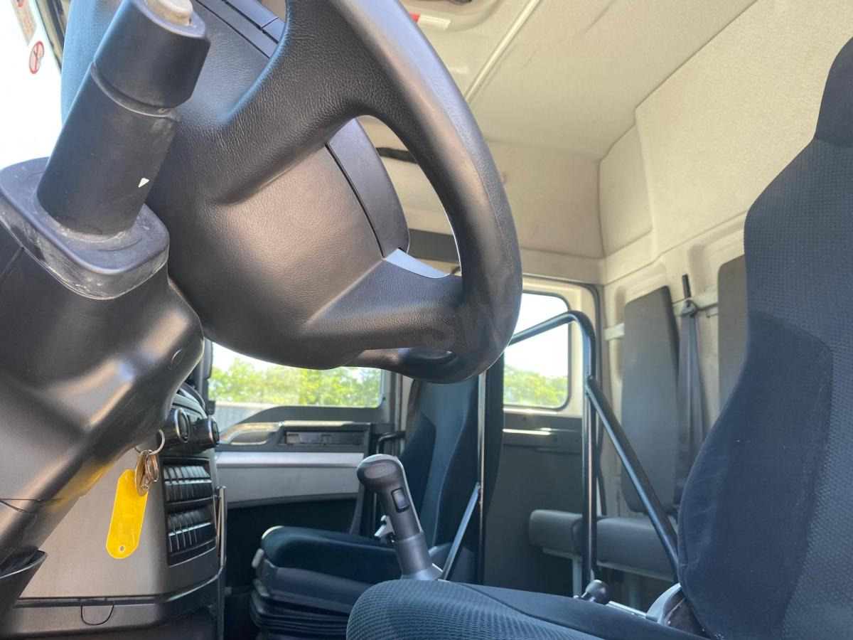 MAN TGX 18.360 - Ponyvás teherautó: 3 kép. MAN TGX 18.360 - Ponyvás teherautó: 3 kép.