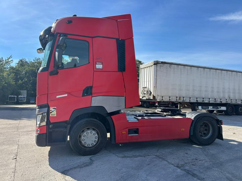 Renault T-Series 480 - Nyergesvontató: 2 kép. Renault T-Series 480 - Nyergesvontató: 2 kép.