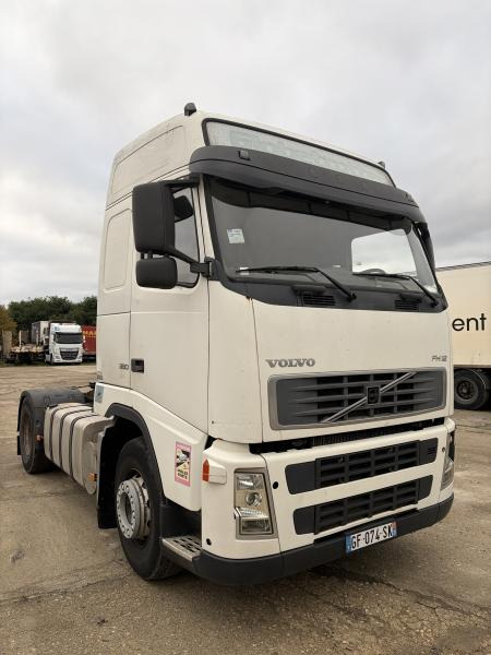 Volvo FH12 380 - Nyergesvontató: 1 kép. Volvo FH12 380 - Nyergesvontató: 1 kép.