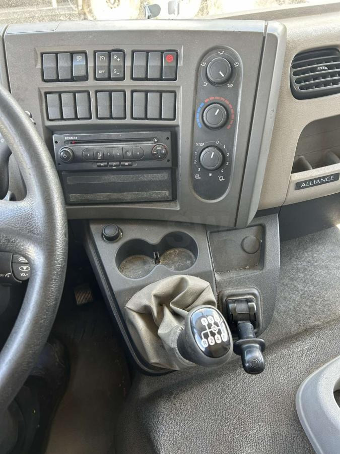 Renault Midlum 180 - Dobozos felépítményű teherautó: 5 kép. Renault Midlum 180 - Dobozos felépítményű teherautó: 5 kép.