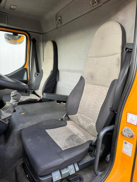 Renault Midlum 220 - Dobozos felépítményű teherautó: 4 kép. Renault Midlum 220 - Dobozos felépítményű teherautó: 4 kép.