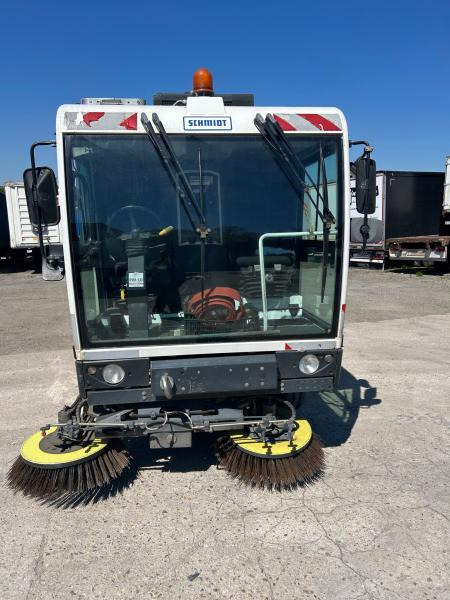 Schmidt Clingo 500 Compact 400 - Utcaseprő gép: 2 kép. Schmidt Clingo 500 Compact 400 - Utcaseprő gép: 2 kép.