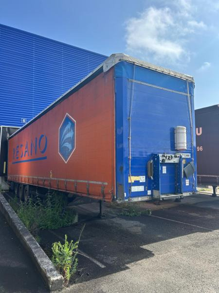 Schmitz Cargobull - Ponyvás félpótkocsi: 3 kép. Schmitz Cargobull - Ponyvás félpótkocsi: 3 kép.