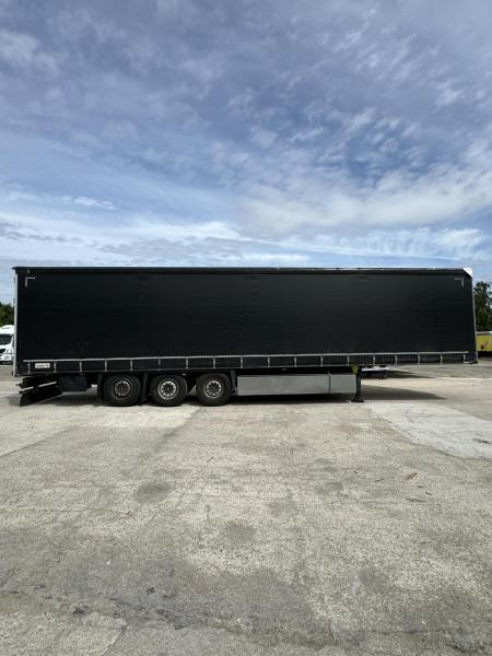 Schmitz Cargobull - Ponyvás félpótkocsi: 2 kép. Schmitz Cargobull - Ponyvás félpótkocsi: 2 kép.