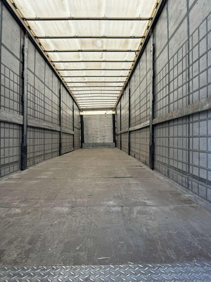 Schmitz Cargobull - Ponyvás félpótkocsi: 2 kép. Schmitz Cargobull - Ponyvás félpótkocsi: 2 kép.