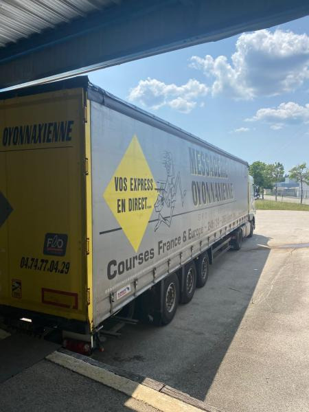 Schmitz Cargobull - Ponyvás félpótkocsi: 4 kép. Schmitz Cargobull - Ponyvás félpótkocsi: 4 kép.
