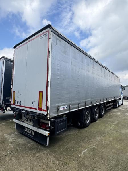 Schmitz Cargobull - Ponyvás félpótkocsi: 2 kép. Schmitz Cargobull - Ponyvás félpótkocsi: 2 kép.