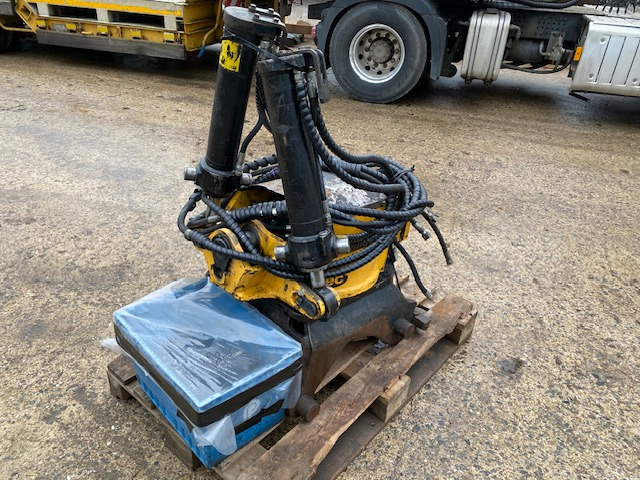 Engcon EC 20 - CW30EC - SS9SQ - Ohne TOP Parts - Tiltrotátor: 1 kép. Engcon EC 20 - CW30EC - SS9SQ - Ohne TOP Parts - Tiltrotátor: 1 kép.