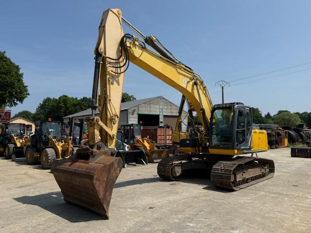 New Holland Kobelco E 215 C - Lánctalpas kotró: 1 kép. New Holland Kobelco E 215 C - Lánctalpas kotró: 1 kép.