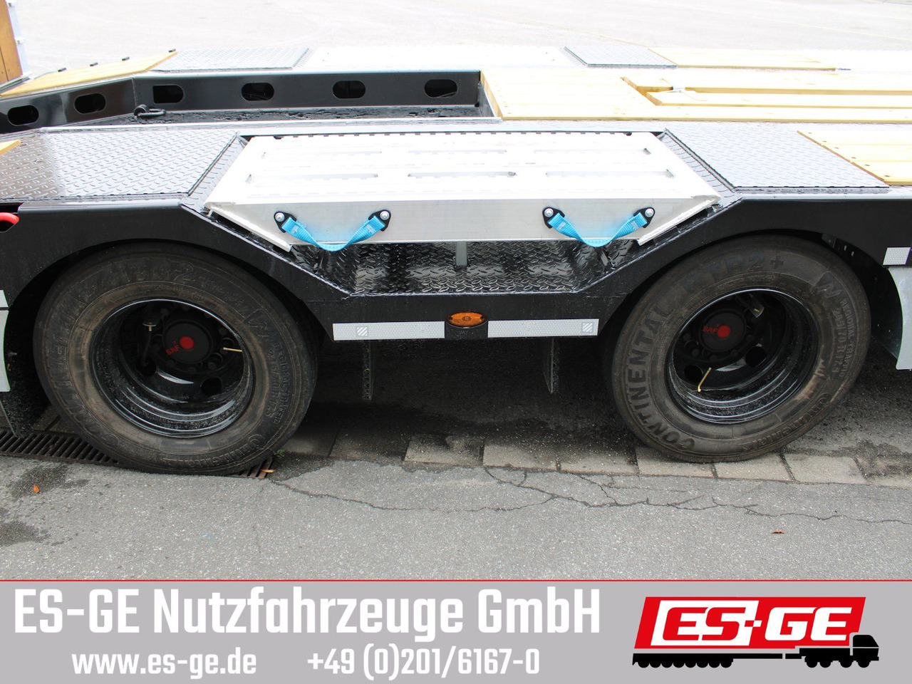 Schwarzmüller Tieflader mit gekröpftem Plateau - Pótkocsi mélybölcsős: 5 kép. Schwarzmüller Tieflader mit gekröpftem Plateau - Pótkocsi mélybölcsős: 5 kép.