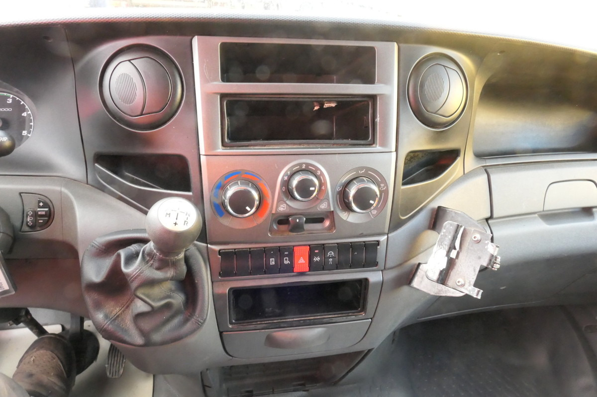 Dobozos kisteherautó IVECO Daily 35 S11 C30C AUTOMATIK KAMERA MAXI KAMERA R: 10 kép.