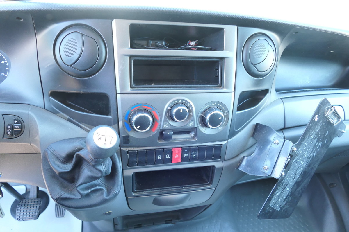 Dobozos kisteherautó IVECO Daily 35 S11 C30C AUTOMATIK KAMERA Regale LUFT D: 10 kép.