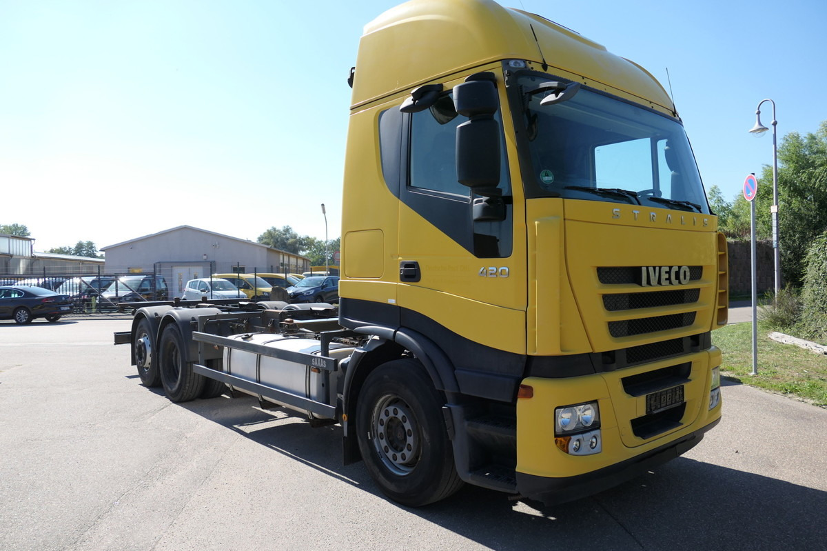 IVECO STRALIS AS 260 S42 Y/FS-CM AHK Lenk- und Liftach - Cserefelépítményes teherautó: 2 kép. IVECO STRALIS AS 260 S42 Y/FS-CM AHK Lenk- und Liftach - Cserefelépítményes teherautó: 2 kép.
