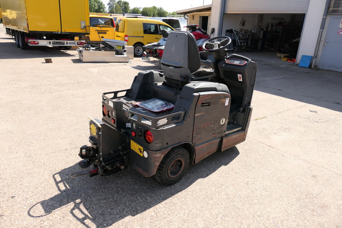 LINDE P 60 Z Schlepper Batterie 16/2019 3-Rad - Elektromos vontató: 3 kép. LINDE P 60 Z Schlepper Batterie 16/2019 3-Rad - Elektromos vontató: 3 kép.