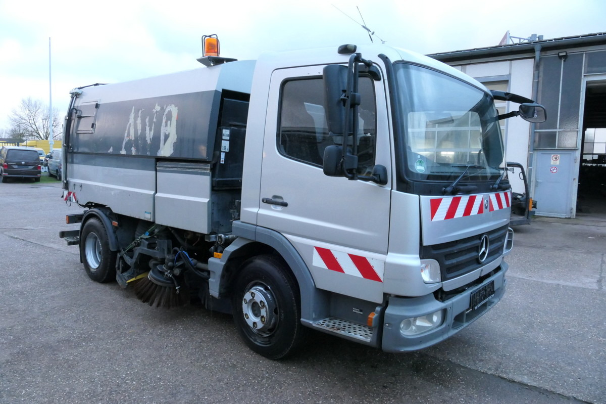 MERCEDES-BENZ Atego 1018 Rechtslenker Schmidt SK 500 R Rückfah - Utcaseprő gép: 3 kép. MERCEDES-BENZ Atego 1018 Rechtslenker Schmidt SK 500 R Rückfah - Utcaseprő gép: 3 kép.