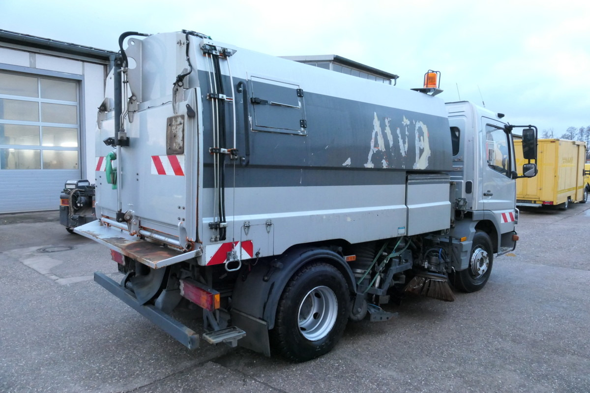 MERCEDES-BENZ Atego 1018 Rechtslenker Schmidt SK 500 R Rückfah - Utcaseprő gép: 4 kép. MERCEDES-BENZ Atego 1018 Rechtslenker Schmidt SK 500 R Rückfah - Utcaseprő gép: 4 kép.