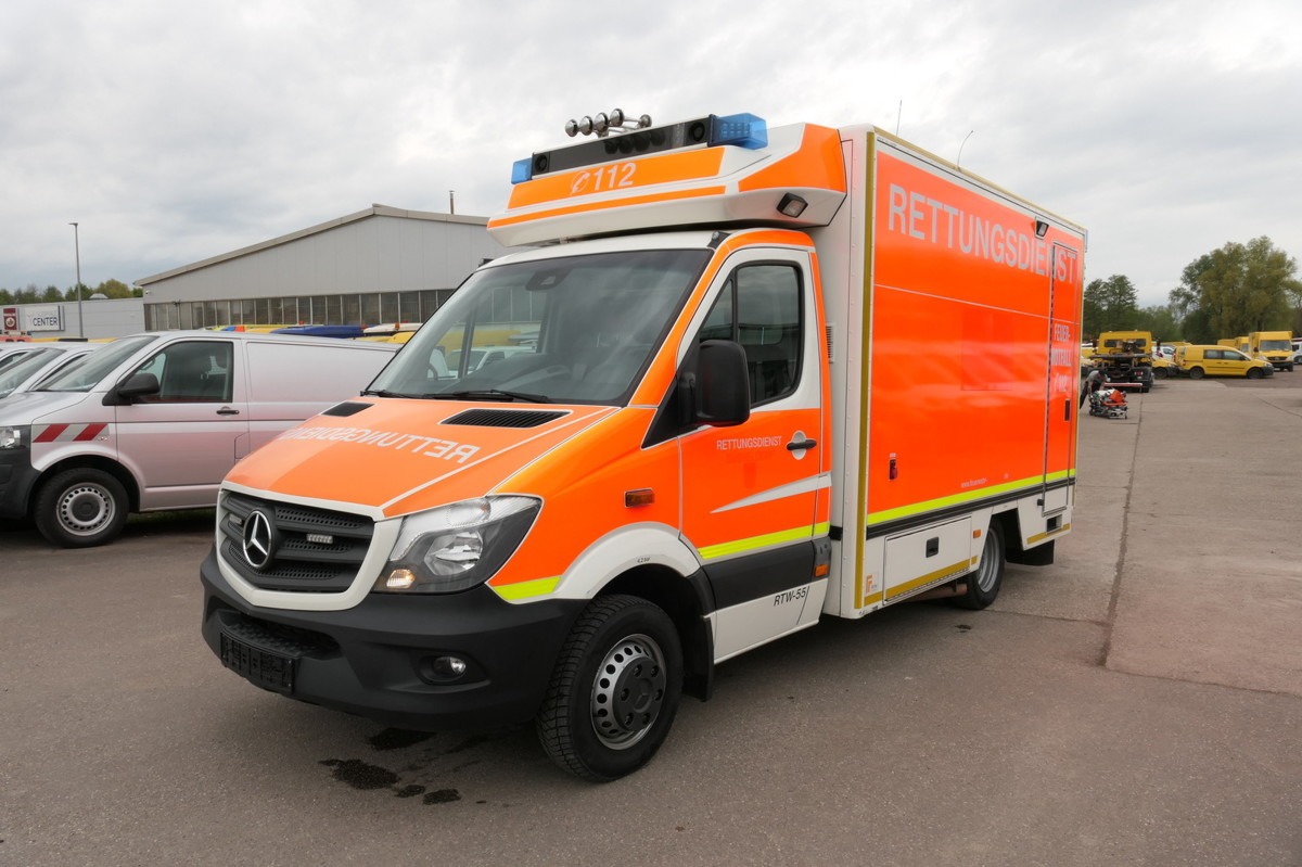 MERCEDES-BENZ Sprinter 519 CDI Klima Krankenwagen - Mentőautó: 2 kép. MERCEDES-BENZ Sprinter 519 CDI Klima Krankenwagen - Mentőautó: 2 kép.