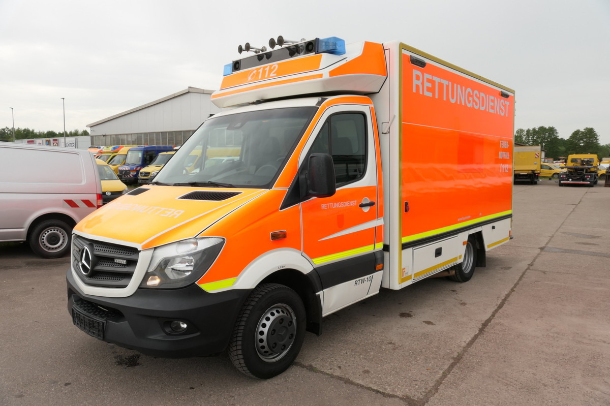 MERCEDES-BENZ Sprinter 519 CDI Klima Krankenwagen - Mentőautó: 2 kép. MERCEDES-BENZ Sprinter 519 CDI Klima Krankenwagen - Mentőautó: 2 kép.