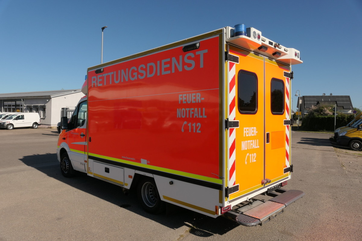 MERCEDES-BENZ Sprinter 519 CDI Klima Krankenwagen - Mentőautó: 4 kép. MERCEDES-BENZ Sprinter 519 CDI Klima Krankenwagen - Mentőautó: 4 kép.