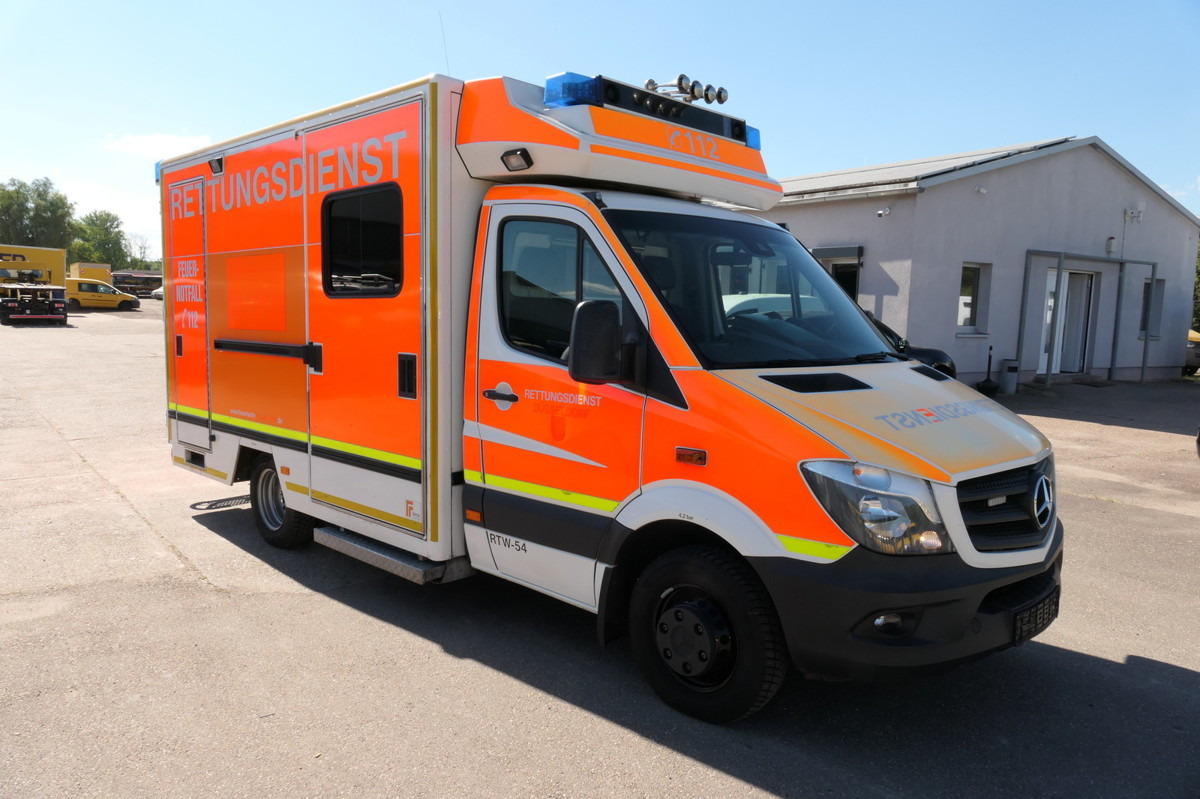 MERCEDES-BENZ Sprinter 519 CDI Klima Krankenwagen - Mentőautó: 2 kép. MERCEDES-BENZ Sprinter 519 CDI Klima Krankenwagen - Mentőautó: 2 kép.