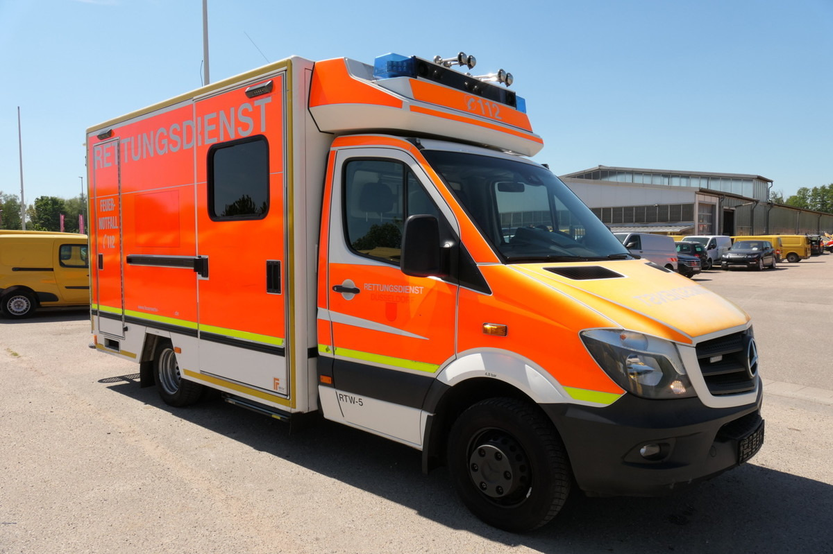 MERCEDES-BENZ Sprinter 519 CDI Klima Krankenwagen - Mentőautó: 2 kép. MERCEDES-BENZ Sprinter 519 CDI Klima Krankenwagen - Mentőautó: 2 kép.