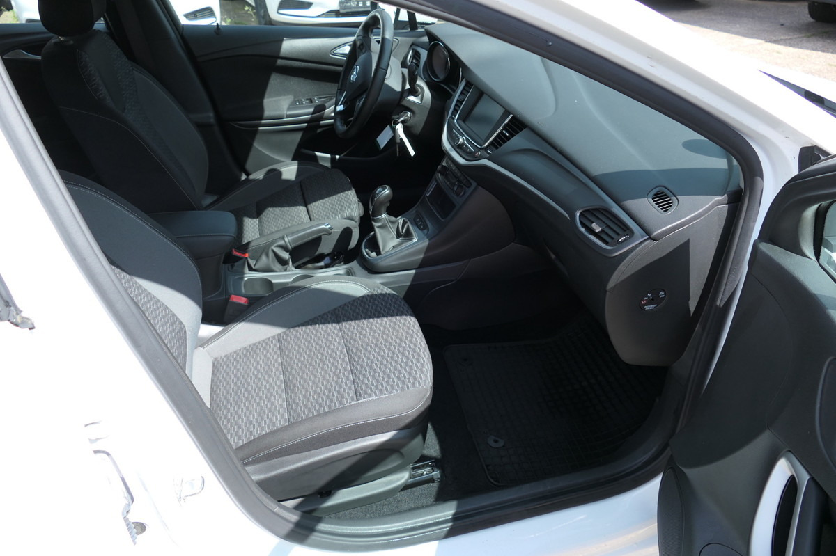 OPEL Astra Sports Tourer 1.5 CDTI KLIMA - Autó: 5 kép. OPEL Astra Sports Tourer 1.5 CDTI KLIMA - Autó: 5 kép.