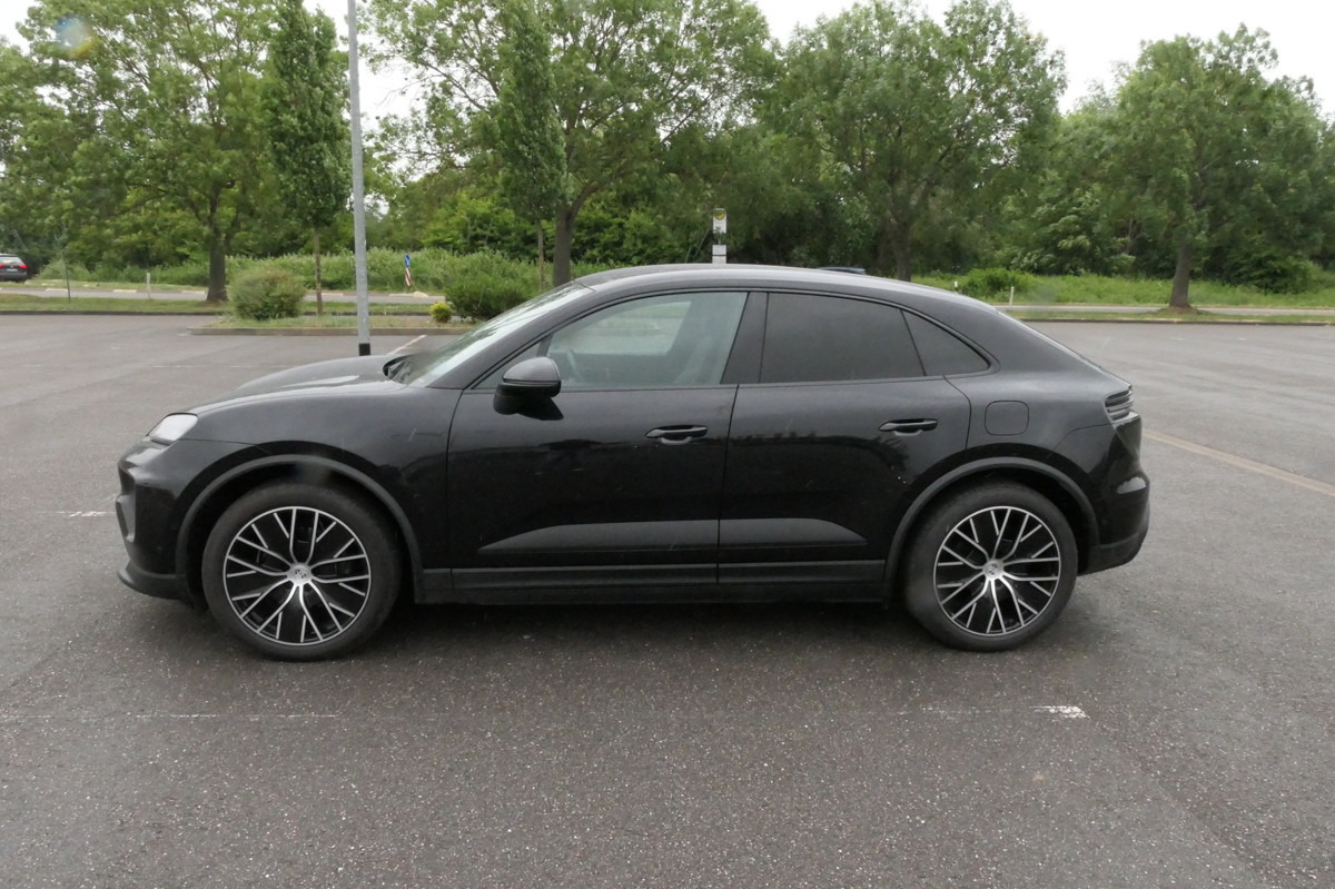 PORSCHE Macan 4 Electric - Bose Soundsystem Kombilimousi - Terepjáró/ SUV: 5 kép. PORSCHE Macan 4 Electric - Bose Soundsystem Kombilimousi - Terepjáró/ SUV: 5 kép.