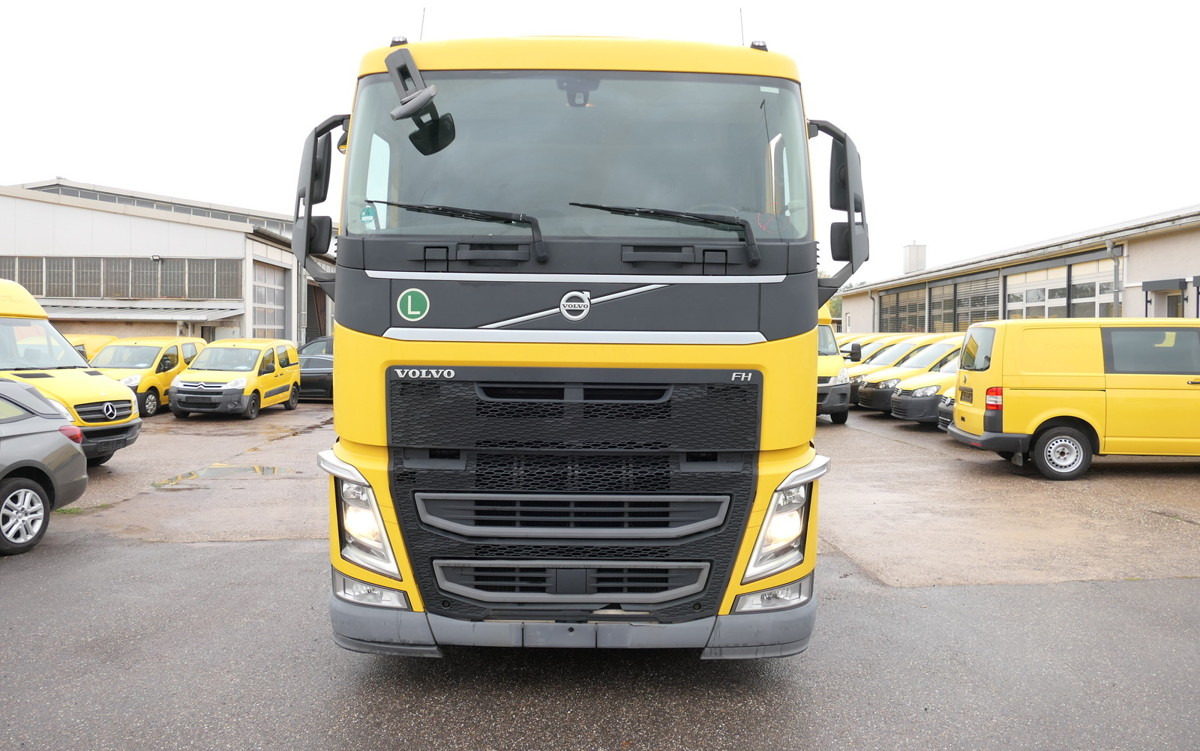 VOLVO FH 26.420 6x2 BDF - Cserefelépítményes teherautó: 2 kép. VOLVO FH 26.420 6x2 BDF - Cserefelépítményes teherautó: 2 kép.