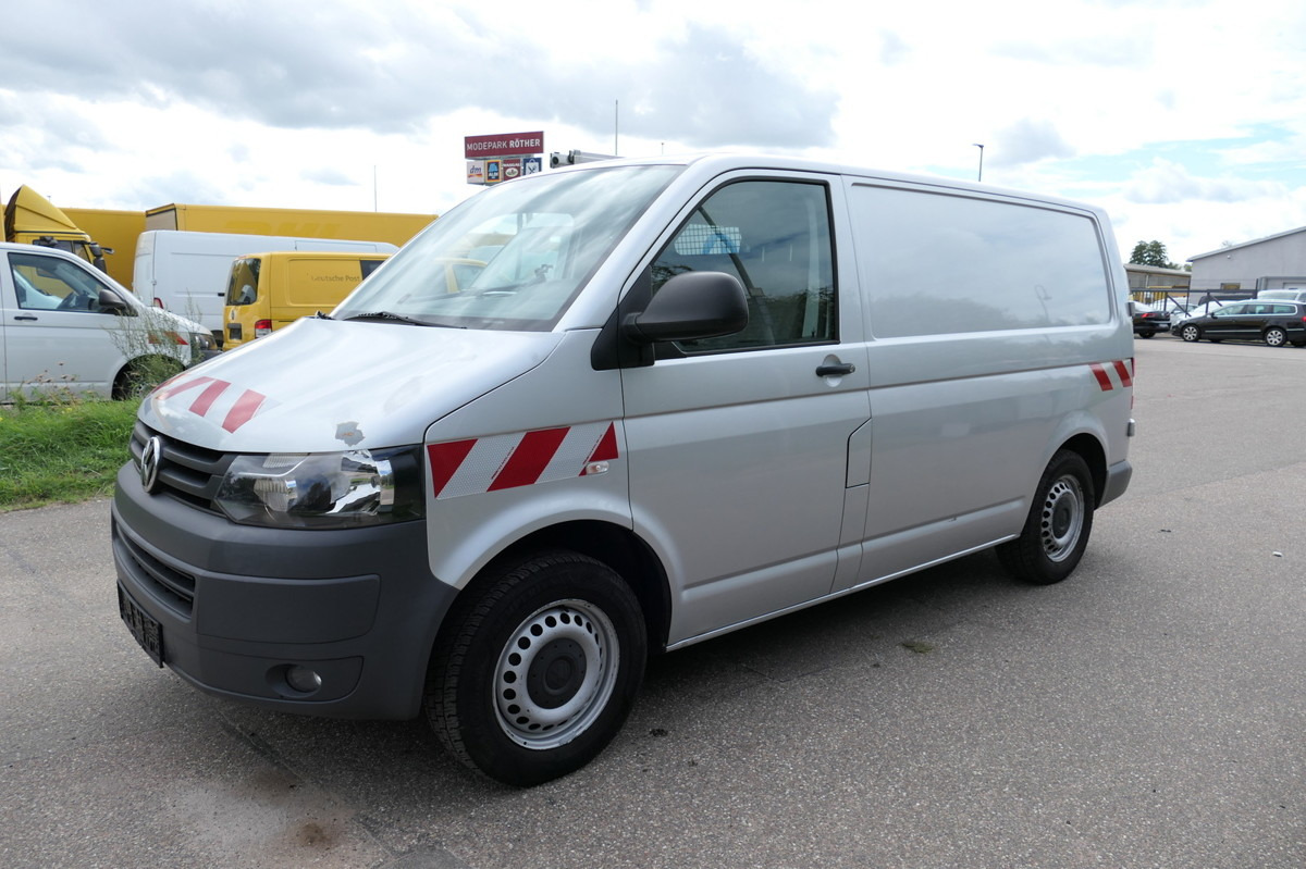 VW T5 Transporter 2.0 TDI 4Motion Flügeltür Klima A - Kis furgon: 2 kép. VW T5 Transporter 2.0 TDI 4Motion Flügeltür Klima A - Kis furgon: 2 kép.