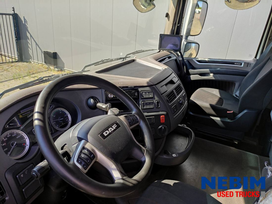 DAF XF 450 6x2 Spacecab - 492.956Km - Nyergesvontató: 4 kép. DAF XF 450 6x2 Spacecab - 492.956Km - Nyergesvontató: 4 kép.