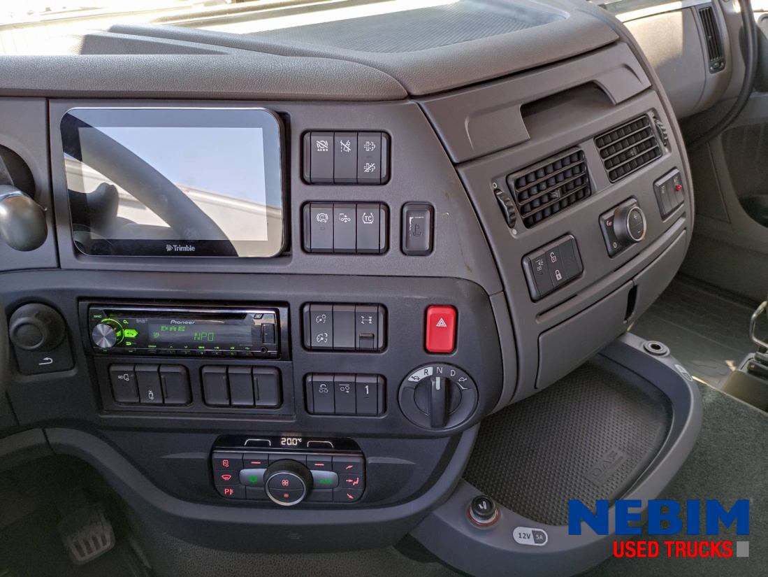 DAF XF 450 6x2 Spacecab - Nyergesvontató: 5 kép. DAF XF 450 6x2 Spacecab - Nyergesvontató: 5 kép.