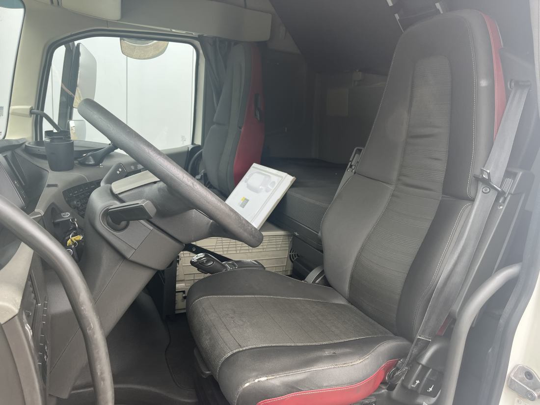 Volvo FH 460 4X2 Globetrotter - 604.000 Km. ADR - Nyergesvontató: 3 kép. Volvo FH 460 4X2 Globetrotter - 604.000 Km. ADR - Nyergesvontató: 3 kép.
