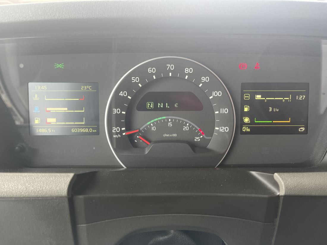 Volvo FH 460 4X2 Globetrotter - 604.000 Km. ADR - Nyergesvontató: 5 kép. Volvo FH 460 4X2 Globetrotter - 604.000 Km. ADR - Nyergesvontató: 5 kép.