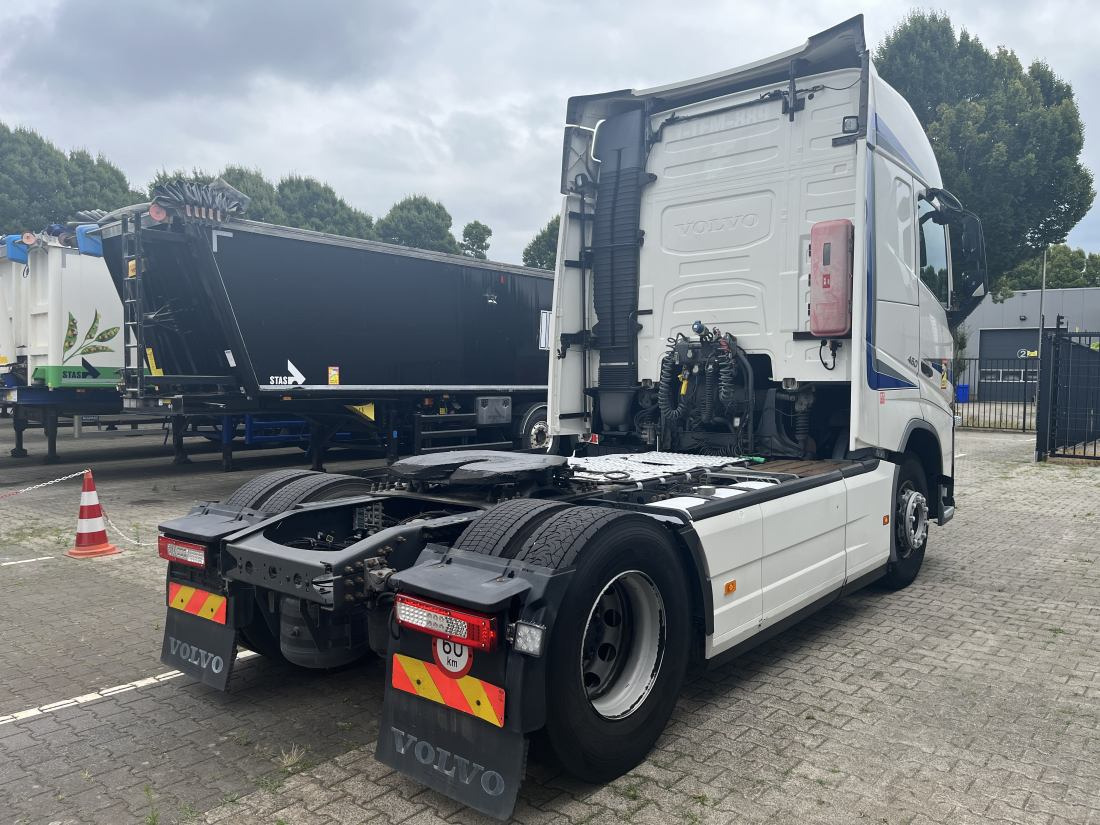 Volvo FH 460 4X2 Globetrotter - 604.000 Km. ADR - Nyergesvontató: 2 kép. Volvo FH 460 4X2 Globetrotter - 604.000 Km. ADR - Nyergesvontató: 2 kép.