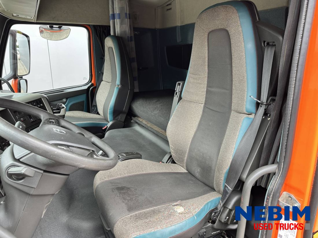 Volvo FM 450 4x2 - Dynamic Steering - Nyergesvontató: 3 kép. Volvo FM 450 4x2 - Dynamic Steering - Nyergesvontató: 3 kép.